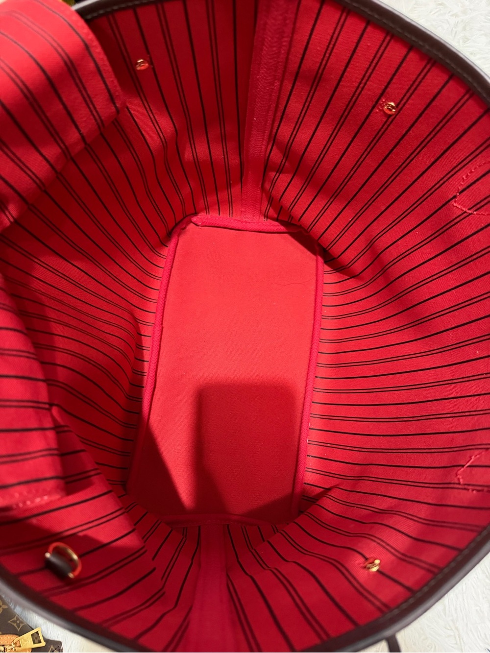 Louis Vuitton Brown Damier Ebene Tote with Red Interior - Picture 4 of 10
